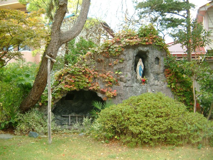 新潟カトリック教会ルルドの洞窟_505KB