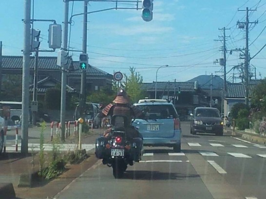 O misterioso cavaleiro mascarado que continua a proteger a cidade está agora a correr em Niigata.