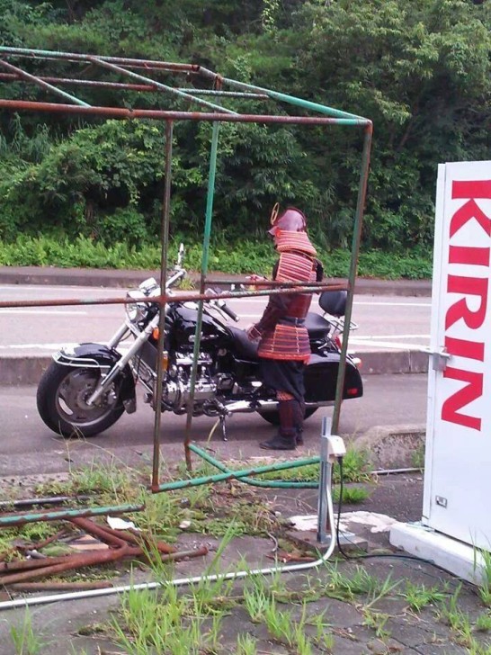 El misterioso jinete enmascarado que sigue protegiendo la ciudad corre ahora por Niigata.