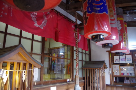 Vira o komainu! Amarrem as raposas! Visitei o Santuário Minato Inari na cidade de Niigata.