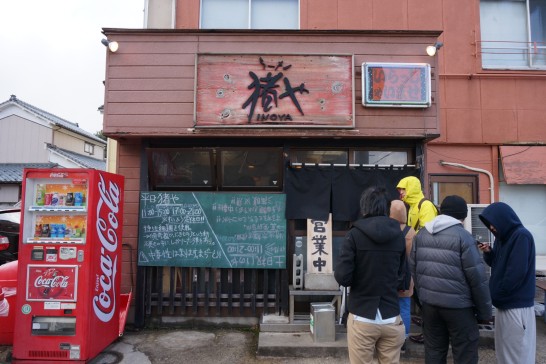 Sopa espessa como um guisado! Rei de porco preto no Ramen Inoya (Chuo-ku, Cidade de Niigata)