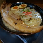 まるでシチューのような濃厚スープ！「ラーメン・猪や」で黒とんking（新潟市中央区）