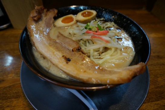 Sopa espessa como um guisado! Rei de porco preto no Ramen Inoya (Chuo-ku, Cidade de Niigata)