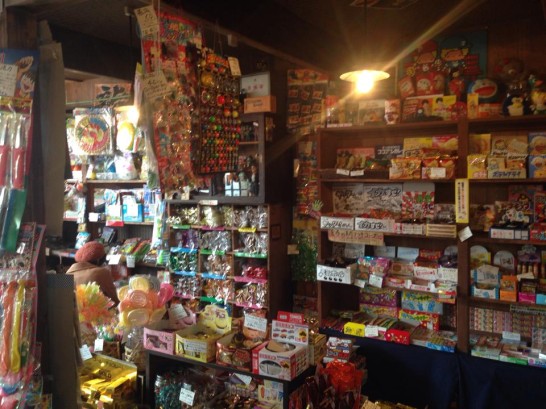 'Time slip back to the Showa era of nostalgia, the candy shop, Showa Base 1-C57 (Shigonana)'