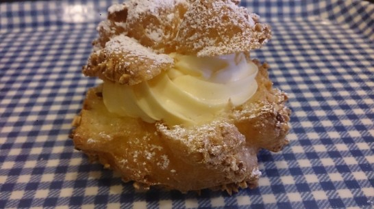 Bollos de crema en la panadería Saffron, una panadería de horno de piedra en Nishi-ku, Niigata.