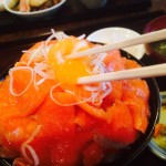 サーモン丼の盛りがやばい！新潟市中央区の「レスト喫茶あおい」で「サーモン丼（670円・ドリンク付き）」を食べてきた