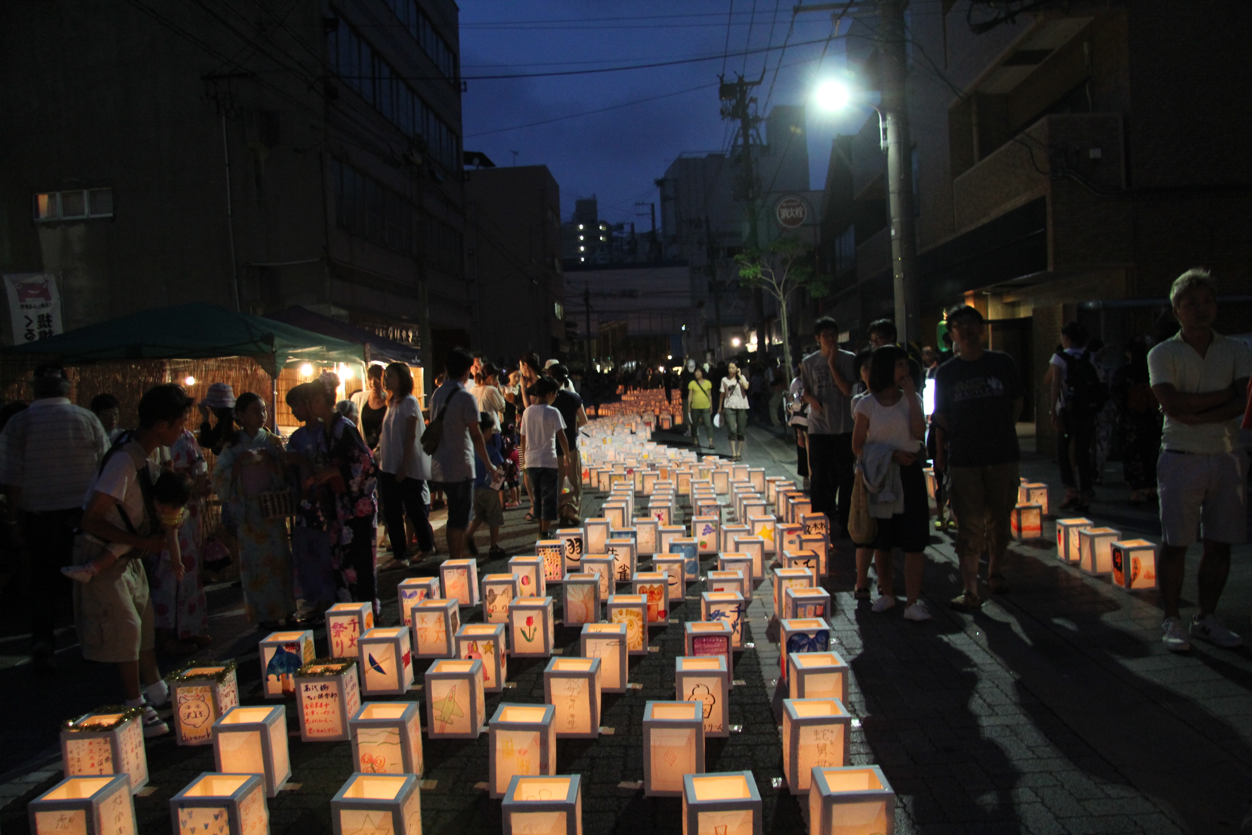 手作りの灯篭が商店街を優しく照らす 新潟市 千灯まつりに行ってきた 15年 にいがたレポ